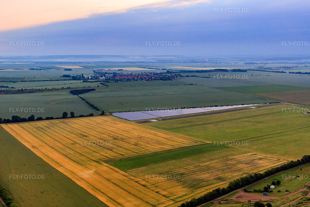 Luftbild: Agrarsolarfläche am Verkehrslandeplatz Ballenstedt/Quedlinburg im Ortsteil Asmusstedt in Ballenstedt im Bundesland Sachsen-Anhalt in Deutschland. Foto: IMG_58095.jpg vom 28.06.2013 durch Werner Riehm/FLY-FOTO.deVerkehrslandeplatz Ballenstedt-Harz