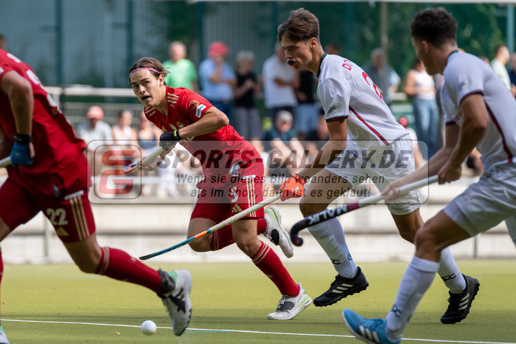 HK_20240907_105321 | 1. Bundesliga Herren RW Köln - Crefelder HTC am 7.9.2024 RW Köln, Köln , #Justus Warberg ( Rot-Weiss Köln #5 ) , Julius Dittmar ( Crefelder HTC #24 )