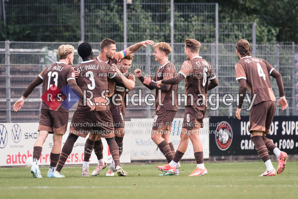 RS-1-073199 | St. Pauli Spieler jubeln nach dem 1:0 Führungstreffer. In der Mitte: Muhammad Dahaba (#3, FCSP), Julian Ulbricht (#10, FCSP, Teamkapitän, Torschütze), Jannis Turtschan (#28, FCSP), Max Herrmann (#8, FCSP), Maximilian Volker Brauburger (#6, FCSP)