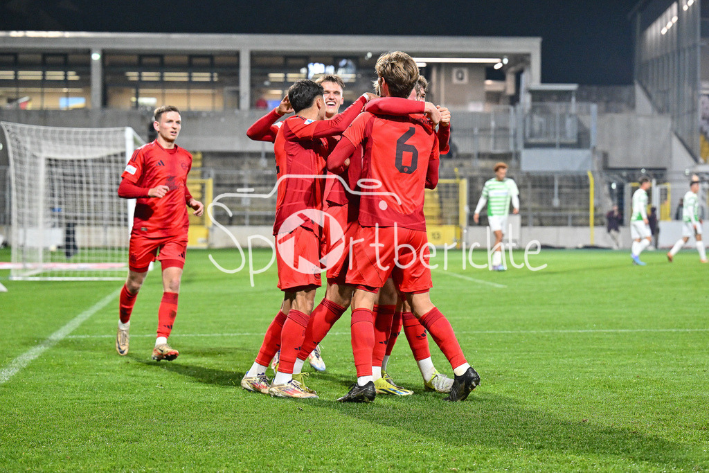 FC Bayern Amateure - SpVgg Greuther Fürth II | Jubel nach dem Treffer zum 1-0 durch Steve BREITKREUZ (FC Bayern München II #5) / Tor / Freude / Torschuetze / Regionalliga Bayern: FC Bayern Muenchen II - SpVgg Greuther Fuerth II, Gruenwalder Stadion am am 29.10.2024
