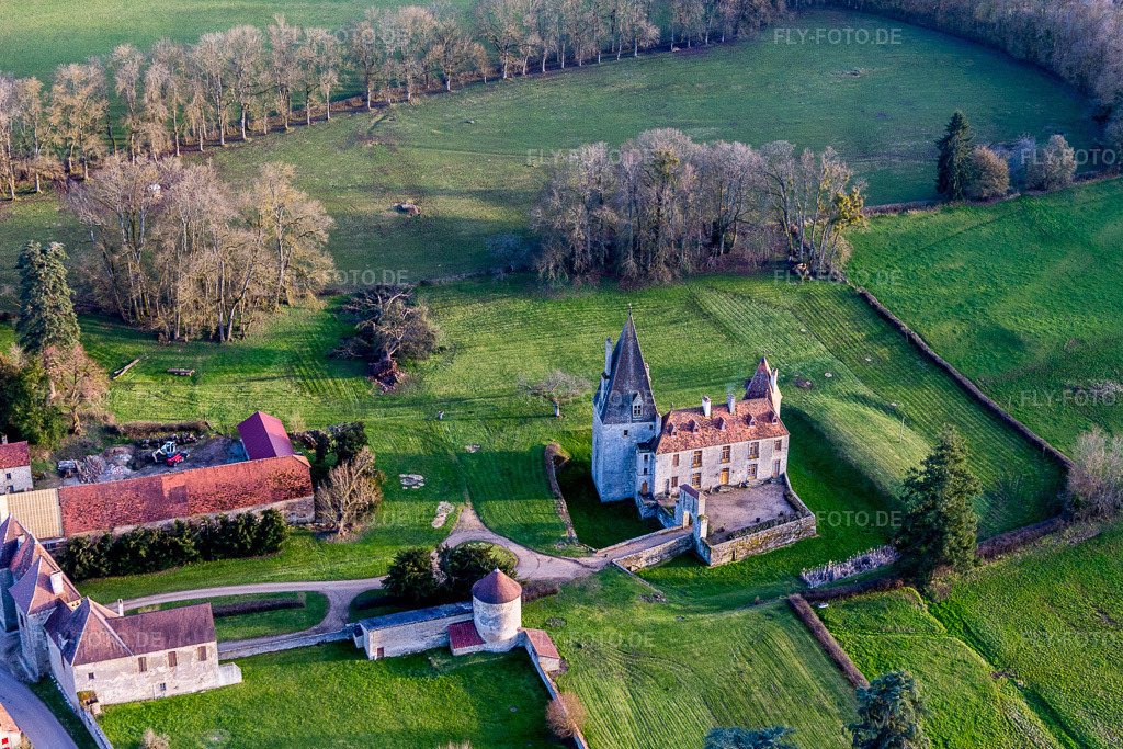 Luftbild: Château de Morlet im Burgund in Morlet im Bundesland Saône-et-Loire in Frankreich. Foto: IMG_105526.jpg vom 01.04.2018 durch Werner Riehm/FLY-FOTO.de