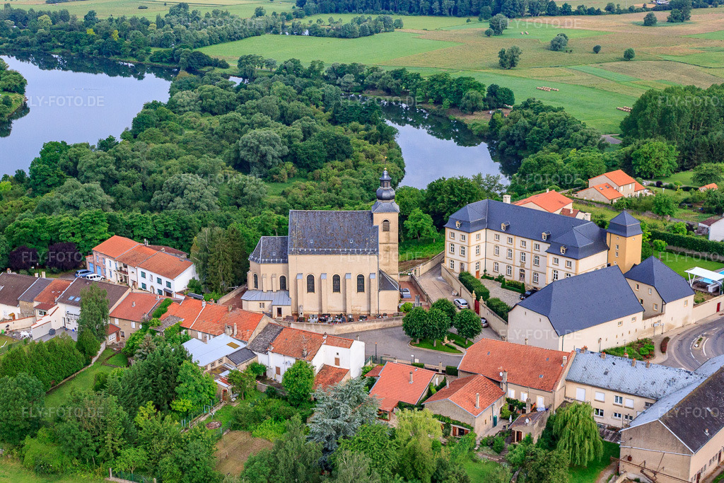 Luftbild: Église Saint-Michel und Château de Berg - Boutique-hôtel & Event in Berg-sur-Moselle im Bundesland Moselle in Frankreich. – Foto: IMG_50671.jpg vom 24.06.2012 durch Werner Riehm/FLY-FOTO.de – Auflösung des Originals: 4503 x 3002 px – Château de Berg – STBENOITDECATTENOM.OVER-BLOG.COM