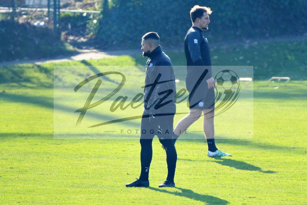 20200207_TRAOSN_0008 | Fußball, Herren: Marcos Alvarez (VfL Osnabrueck) schaut waehrend der Trainingseinheit des VfL Osnabrueck im Sportpark Illoshoehe am 07.02.2020 in Osnabrueck, Deutschland. - Realisiert mit Pictrs.com