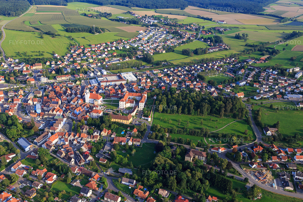 Luftbild: Ortsansicht aus Norden mit Schloss Meßkirch und Kirche St. Martin in Meßkirch im Bundesland Baden-Württemberg in Deutschland. – Foto: IMG_102904.jpg vom 26.08.2017 durch Werner Riehm/FLY-FOTO.de – Auflösung des Originals: 5472 x 3648 px – Schloß Meßkirch Tagungen, Seminare und Feiern – WWW.MESSKIRCH-SAULDORF.DE