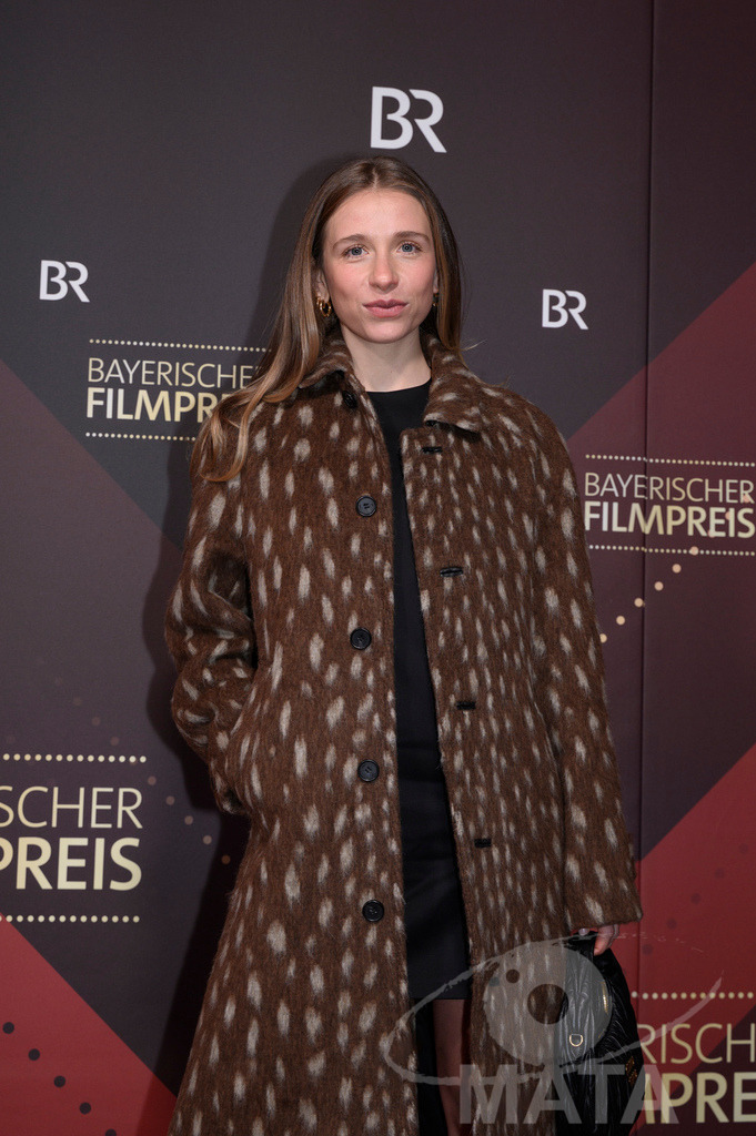 _DWI5082 | Lena Klenke bei der Verleihung des 47. Bayerischen Filmpreises 2026  im Prinzregententheater. München, Deutschland. Der Bayerische Filmpreis wird seit 1979 von der Bayerischen Staatsregierung verliehen, um die Bedeutung des Kinofilms als Kulturgut herauszustellen - Realisiert mit Pictrs.com