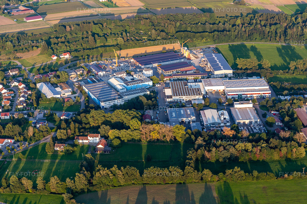 Luftbild: Industrie- und Gewerbegebiet mit Spiess Transport International GmbH, TU Maschinen- und Anlagenbau GmbH, Eurostahl KG, Fensterle Bauunternehmen GmbH in Ertingen im Bundesland Baden-Württemberg in Deutschland. Foto: IMG_129020.jpg vom 03.09.2021 durch Werner Riehm/FLY-FOTO.de