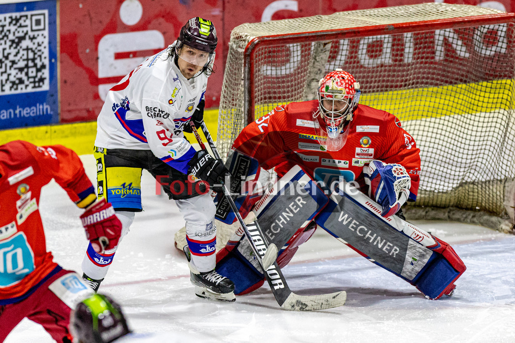 EC Peiting vs Deggendorfer SC | Eishockey Oberliga Süd 2023/2024, EC Peiting vs Deggendorfer SC, 20231119,
Warten auf den Schuss Rene RÖTHKE (DSC 97),
2023-11-19 in Peiting (Eisstadion)
32 Andreas MAGG (ECP Goali 32), 97 Rene RÖTHKE (DSC 97)
Copyright: WolfgangxLindner foto-lindner.de