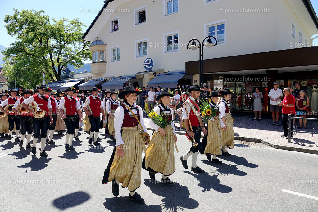 news-2022-Juli17-Musikumzug-Reutte-DSD03058-Graen | Info aus dem Bezirk Reutte/Ausserfern Tirol sowie eine umfangreiche Bilddatenbank über die gesamte Region: Lechtal, Talkessel Reutte, Tannheimertal, Zwischentoren. Lech, Plansee, Zugspitze, Grenztunnel, B179, Fernpassstraße, Verkehr, Lawinen, Tradition, - Realisiert mit Pictrs.com