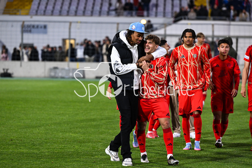 FC Bayern Amateure - Türkgücü München | Die Spieler der Bayern Amateure feiern zusammen mit den Fans nach dem letzten Heimspiel der Saison / Regionalliga Bayern: FC Bayern Muenchen II - Tuerkguecue Muenchen, Gruenwalder Stadion am 09.05.2025 / Jonah KUSI-ASARE, Max SCHOLZE (FC Bayern München II #2)