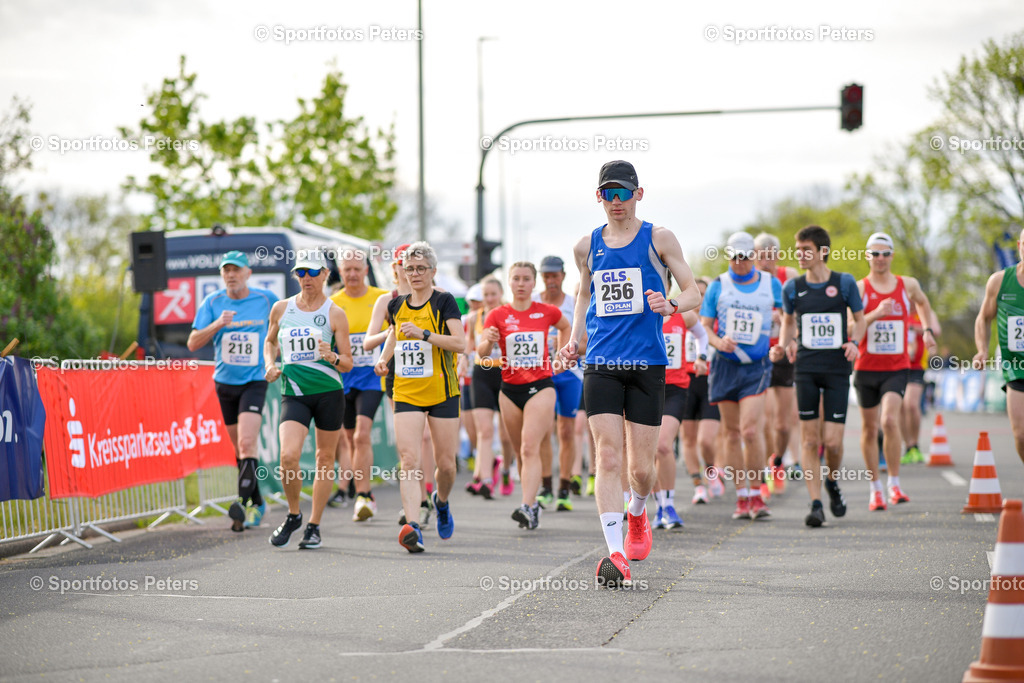 _KP17953_1 | 13.04.2025, xkaix, Leichtathletik Deutsche Meisterschaft 2025, Straßengehen v.l. Start der 20km, vorne Luis Fiedler (VfL Engelskirchen) - Realisiert mit Pictrs.com