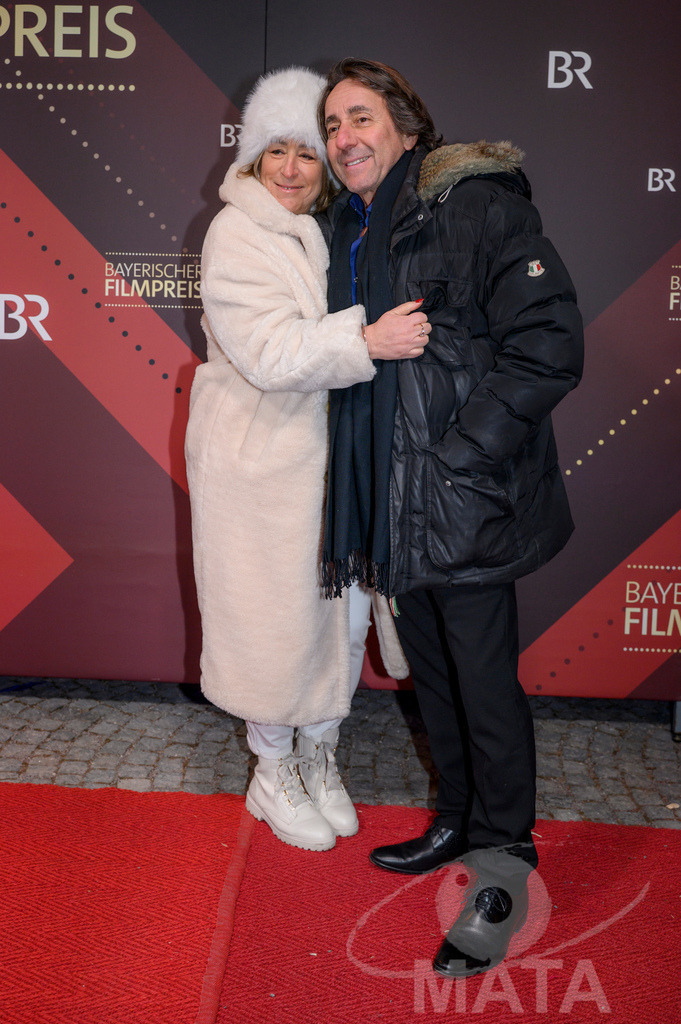 _DWI5413 | Dieter Landuris mit Ehefrau Natascha Landuris bei der Verleihung des 47. Bayerischen Filmpreises 2026  im Prinzregententheater. München, Deutschland. Der Bayerische Filmpreis wird seit 1979 von der Bayerischen Staatsregierung verliehen, um die Bedeutung des Kinofilms als Kulturgut herauszustellen - Realisiert mit Pictrs.com