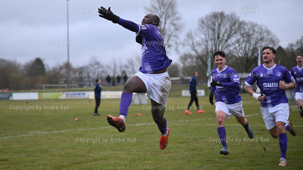VfR Neumünster vs MTSV Hohenwestedt | Moshood Adesanya (VfR #9) &amp; Mitspieler bejubeln den Treffer zum 1-0 / Fußball-Oberliga Männer 2024/2025 / VfR Neumünster vs MTSV Hohenwestedt / VfR-Stadion / Neumünster / 16.03.25 - Realisiert mit Pictrs.com