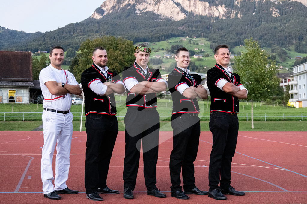 ESAF2025_Empfang_8574 | Die Schwinger des Schwyzer Kantonalen Schwingerverbandes: Fotos, die Dynamik und Leidenschaft festhalten, sowie emotionale Momente aus dem traditionellen Schwingsport zeigen. - Realisiert mit Pictrs.com