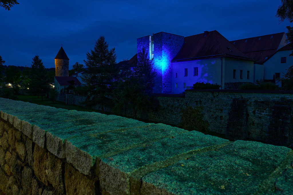 Blick auf den Scheiblingturm in der Nacht | Freistadt, Austria - August 17, 2021: Blick auf den Scheiblingturm in der Nacht, mit Stadtmauer. - Realisiert mit Pictrs.com