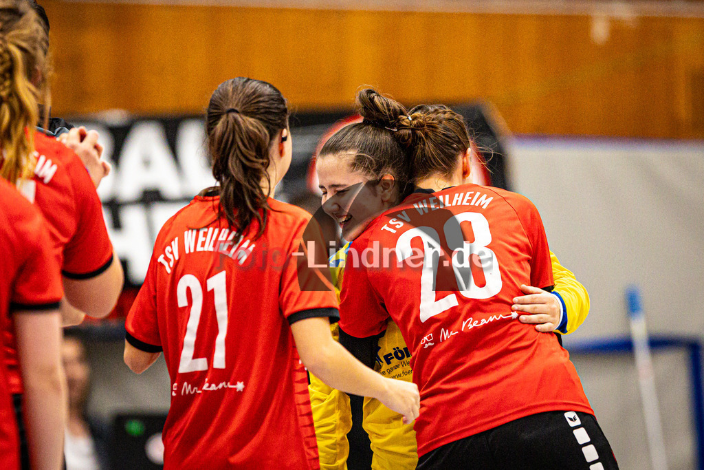 TSV Weilheim gegen SG Biessenhofen-Marktoberdorf | Handball Bezirksoberliga Frauen Alpenvorland 2024/25, TSV Weilheim gegen SG Biessenhofen-Marktoberdorf, 20250412,Glückwünsche bei der Siegesfeier,2025-04-12 in Weilheim (Weilheim, Am Hardt), Katrin WICHTL (TSV Weilheim 28), Sina HORN (TSV Weilheim 25)Copyright: WolfgangxLindner www.foto-lindner.de