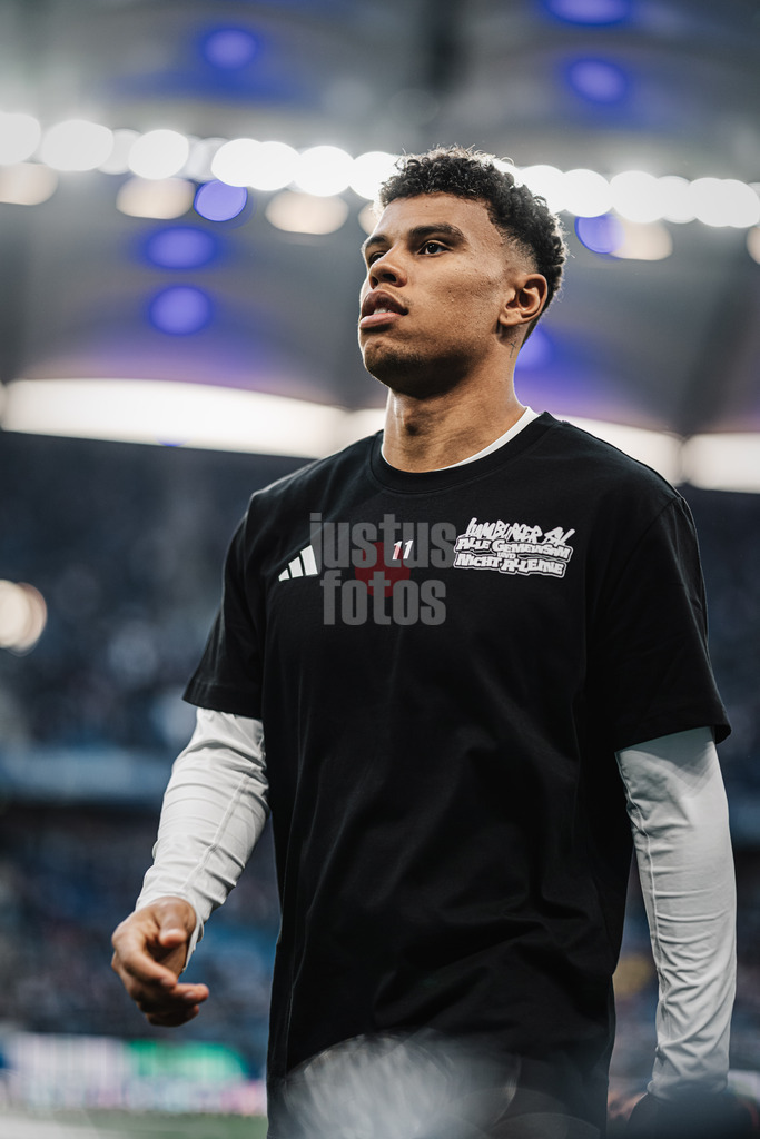 Fußball | Männer | Saison 2024/2025 | 2. Fußball-Bundesliga | 27. Spieltag | Hamburger SV vs. SV 07 Elversberg | 28.03.2025 | Ransford Königsdörffer (#11, HSV) nach dem Aufwärmen mit einem Tshirt mit der Aufschrift Alle Gemeinsam und Nicht Alleine