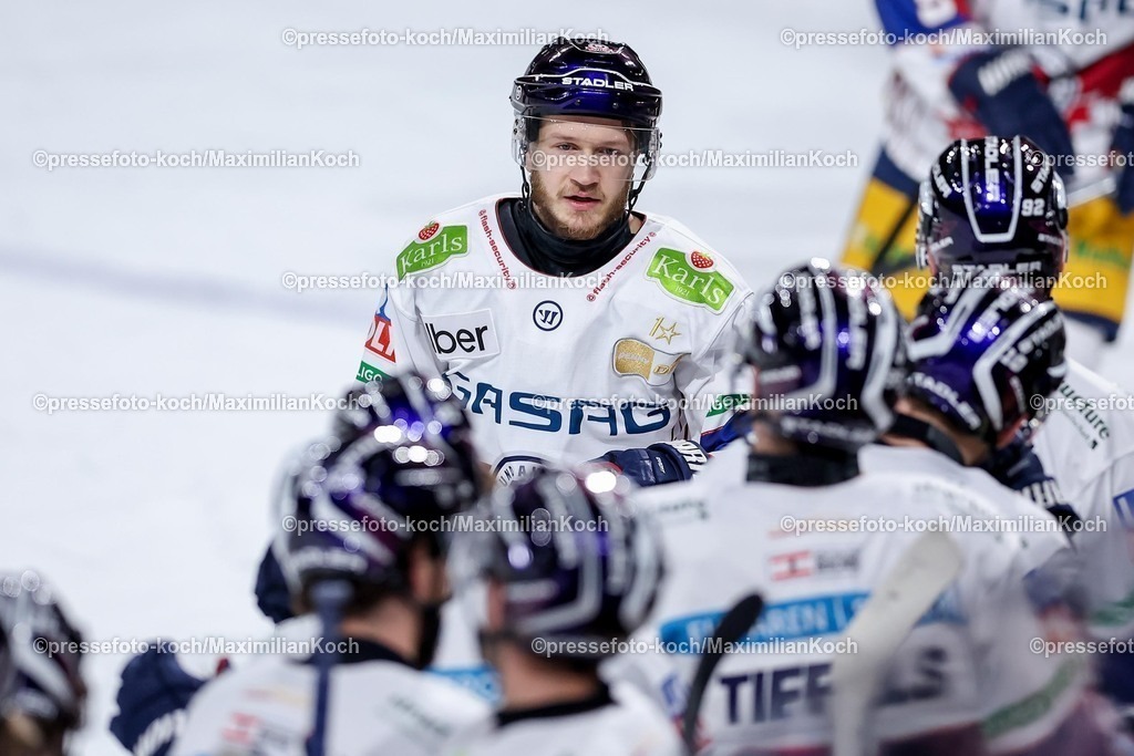 DEG12012501013 | 12.01.2025, Eishockey, Penny DEL, Düsseldorfer EG - Eisbären Berlin, PSD-BANK Dome: Torjubel nach dem 1:0 durch Eric Mik (Eisbären Berlin #12)
