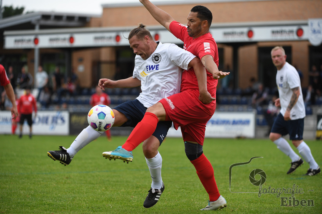 SV Brake Ü40-BW Bümmerstede (Ü40) | Kreispokal Finale Jade-Weser-Hunte Ü40; SV Brake Ü40 (rot)-BW Bümmerstede Ü40 (weiß) am 15.06.2025 in Rastede (Sportanlage Köttersweg), Photo: Philip Eiben 2025 - Realisiert mit Pictrs.com