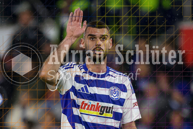 MSV Duisburg vs Rot-Weiss Essen - 3. Liga | Duisburg, Deutschland, 26.10.25:   Rasim Bulic (MSV Duisburg) gestikuliert, Gestik waehrend des Spiels der 3. Liga MSV Duisburg vs Rot-Weiss Essen in der schauinsland-reisen-arena(Foto von Brauer-Fotoagentur / Adrian Schlueter)