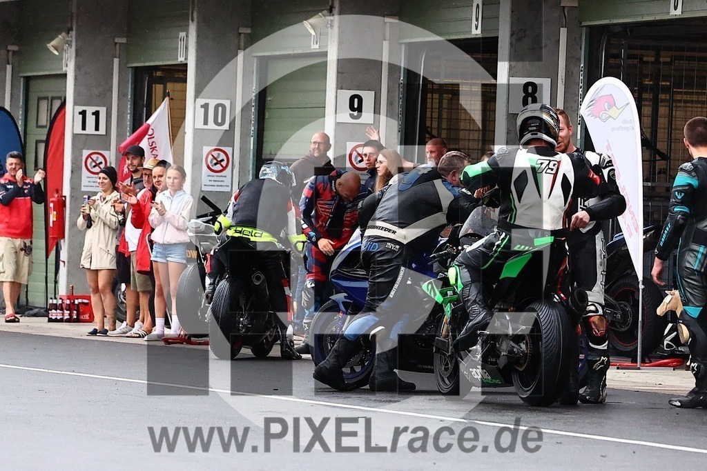 social-20250830_08348 | Schöne Erinnerungen an spannende Momente - das festzuhalten ist unser Job. PIXELrace.de ist seit 2003 auf den Rennstrecken Europas unterwegs um die Action draußen beim Fahren und die wunderbare Stimmung imm Fahrerlager für euch einzufangen.