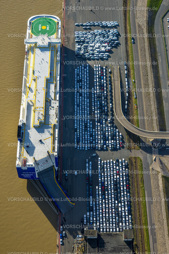 Emden251104694 | Luftbild, PKW Logistik Volkswagenwerk, Außenhafen Emden mit SFL Schiff Wolfsburg Car Carriers, Volkswagen PKW Verladestation, WINCH ONLY Verladefläche auf dem Schiff für Ladegut am Seil, Emden, Norddeutschland, Ostfriesland, Niedersachsen, Deutschland