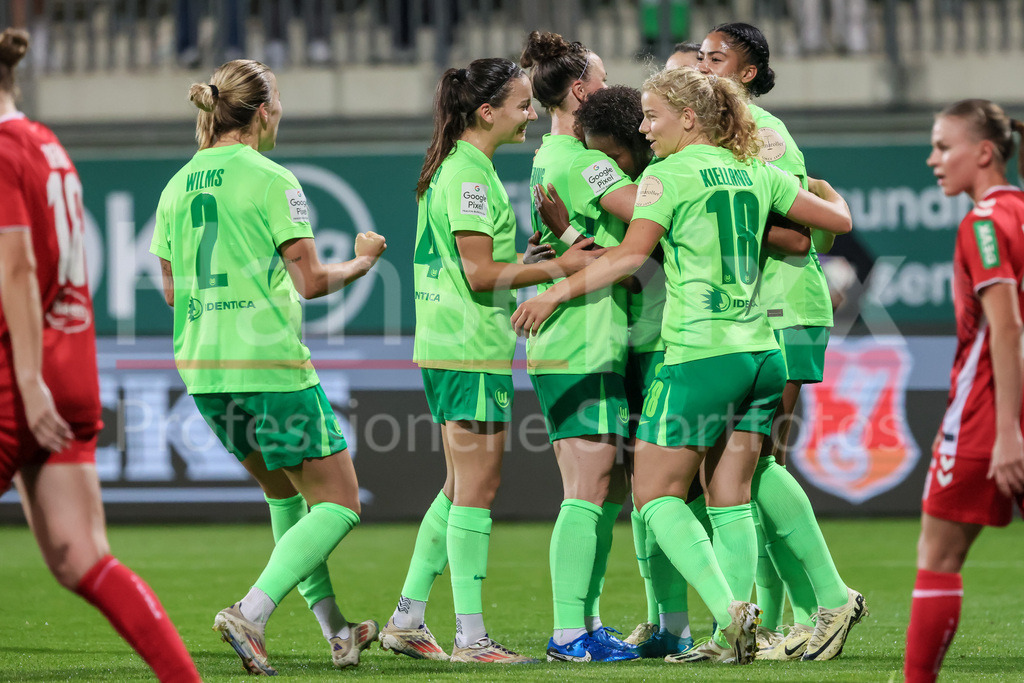 Fussball, Google Pixel Frauen-Bundesliga, VfL Wolfsburg - 1. FC Köln | v.li.: Spielerinnen vom VfL Wolfsburg mit Torjubel, Jubel, jubeln, jubelt, optimistisch, Spielszene, Highlight, Freude über das Tor zum 5:1, DIE DFB-RICHTLINIEN UNTERSAGEN JEGLICHE NUTZUNG VON FOTOS ALS SEQUENZBILDER UND/ODER VIDEOÄHNLICHE FOTOSTRECKEN. DFB REGULATIONS PROHIBIT ANY USE OF PHOTOGRAPHS AS IMAGE SEQUENCES AND/OR QUASI-VIDEO.