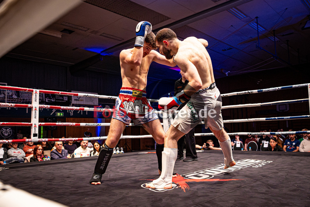 Luka Vujkovic (Kampfsport Kosaric) blau gegen Behlül Yerlinkaya (Munich Combat) rot | MFA Fight Night K1 -75kg Kampf 8, Luka Vujkovic (Kampfsport Kosaric) blau gegen Behlül Yerlinkaya (Munich Combat) rot, 20251108,,2025-11-08 in Penzberg (Wellenberghalle Penzberg), Copyright: WolfgangxLindner www.foto-lindner.de