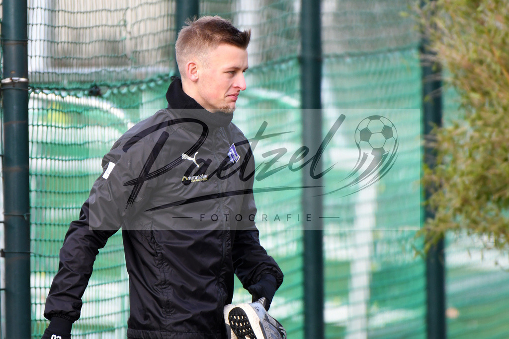 20200131_TRAOSN_0066 | Fußball, Herren: Sebastian Klaas (VfL Osnabrueck) schaut waehrend der Trainingseinheit des VfL Osnabrueck im Sportpark Illoshoehe am 31.01.2020 in Osnabrueck, Deutschland. - Realisiert mit Pictrs.com