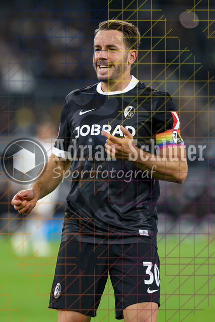 Borussia Mönchengladbach vs SC Freiburg - Bundesliga  | Mönchengladbach, Deutschland, 05.10.25:   Christian Günter (SC Freiburg) schaut waehrend des Spiels der Bundesliga zwischen Borussia Mönchengladbach vs SC Freiburg im Stadion im Borussia Park(Foto von Brauer-Fotoagentur / Adrian Schlueter)
