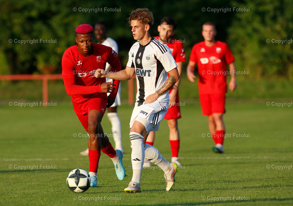 A_LUI_150825_13 | SPORT,FUSSBALL,REGIONALLIGA MITTE ASKOE OEDT-SPG LASK AMATEURE 15.08.2025 IM BILD : JONATHAN ALUKWU (OEDT) UND KEVIN LEBERSORGER (LASK/AMATEURE) FOTO.FOTLUI