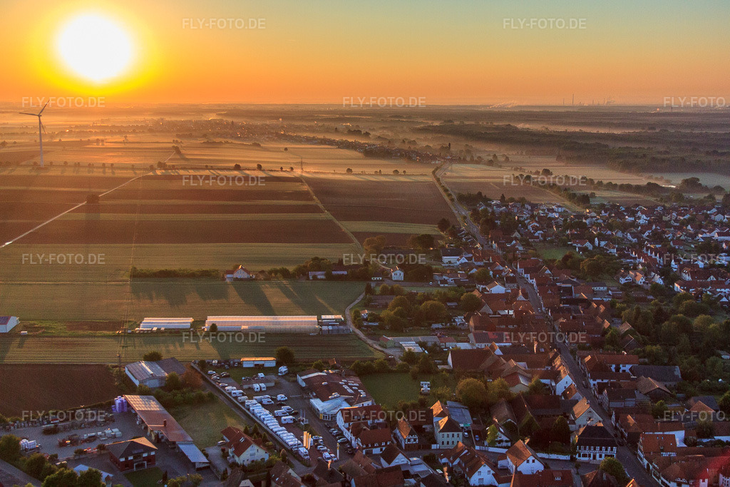 Luftbild: Sonnenaufgang über der Haupstr in Minfeld im Bundesland Rheinland-Pfalz in Deutschland. Foto: IMG_64512.jpg vom 04.05.2014 durch Werner Riehm/FLY-FOTO.de