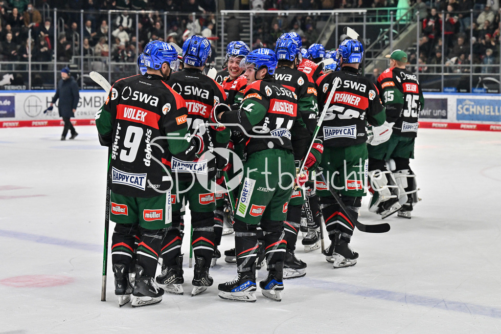 Augsburger Panther - Nürnberg Ice Tigers | Freude bei den Augsburger Panther nach dem Heimsieg gegen Nuernberg / DEL: Augsburger Panther - Nuernberg Ice Tigers, Curt Frenzel Stadion am 03.01.2025