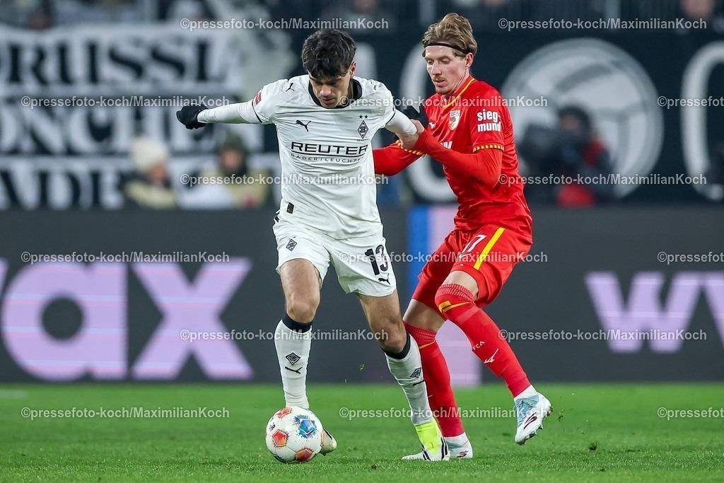 BMG11012601095 | 11.01.2026, Fußball, Borussia Mönchengladbach - FC Augsburg, 1. Fußball Bundesliga, 16.Spieltag, Borussia-Park, Saison 2025 2026: Giovanni Reyna&nbsp;(Borussia Mönchengladbach #13) im Zweikampf gegen  Kristijan Jakic&nbsp;(FC Augsburg #17)  DFB regulations prohibit any use of photographs as image sequences and or quasi-video.