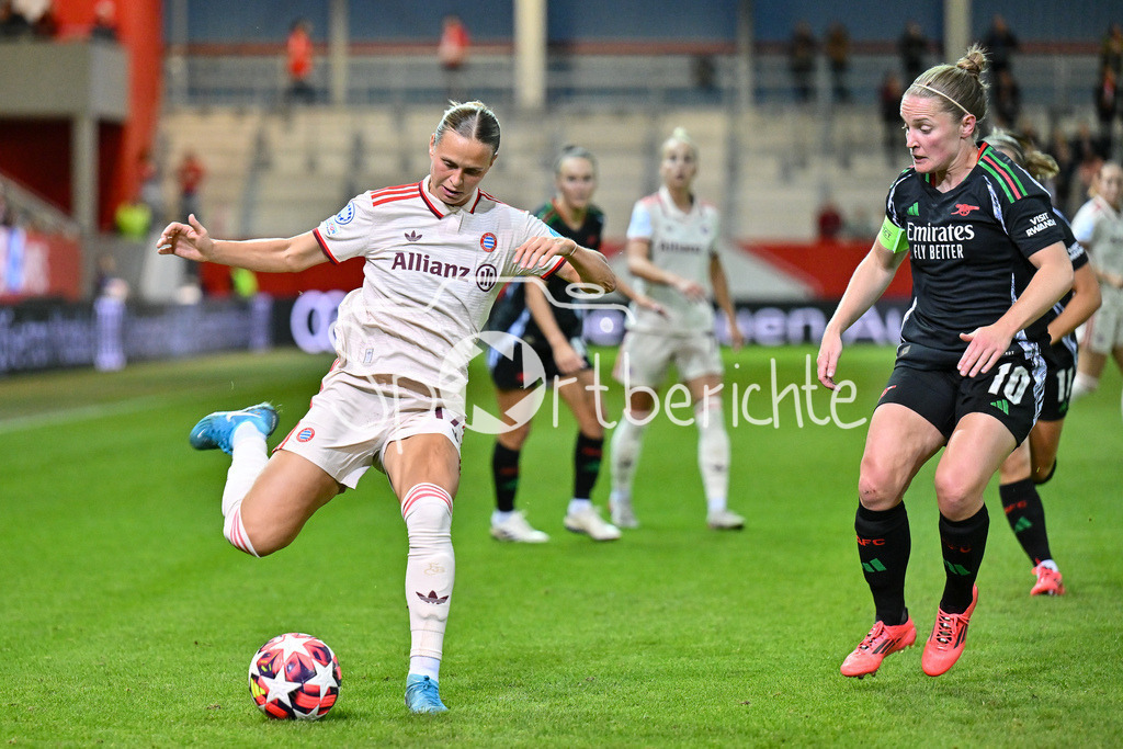 FC Bayern München Frauen - Arsenal London Frauen | im duell Klara BUEHL (FCB #17) und Kim LITTLE (Arsenal London Frauen #10) / Zweikampf / UEFA Womens Champions League: FC Bayern München Frauen - Arsenal London Frauen, FC Bayern Campus am 09.10.2024