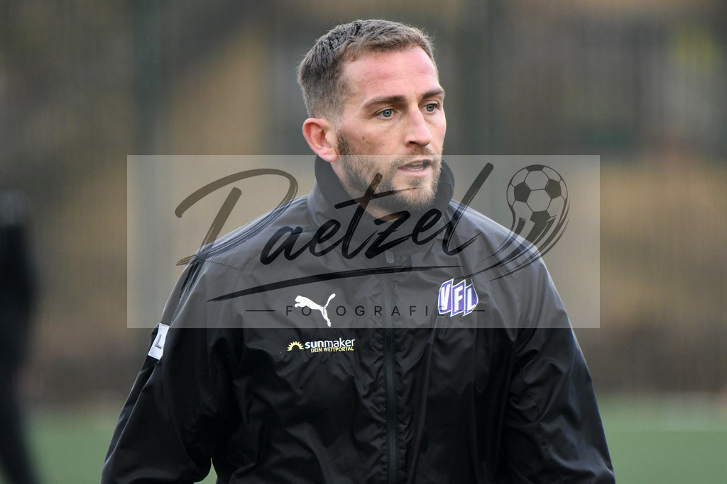20200131_TRAOSN_0099 | Fußball, Herren: Marc Heider (VfL Osnabrueck) schaut waehrend der Trainingseinheit des VfL Osnabrueck im Sportpark Illoshoehe am 31.01.2020 in Osnabrueck, Deutschland. - Realisiert mit Pictrs.com