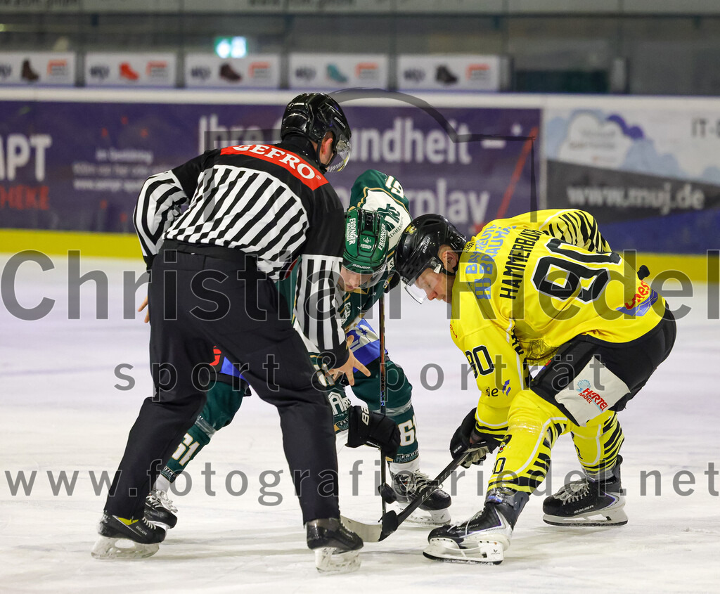 2025-12-28_142_TSV_Erding_gegen_onesto_Tigers_Bayreuth | Erding, Deutschland, 28.12.2025:Eishockey, Oberliga Süd 2025 / 2026, 31. Spieltag, TSV Erding gegen onesto Tigers Bayreuth, Endergebnis: 6:5 n.V.Dennis Miller (Erding Gladiators, #61), Jan Hammerbauer (onesto Tigers Bayreuth, #90)Foto: Christian Riedel / fotografie-riedel.net