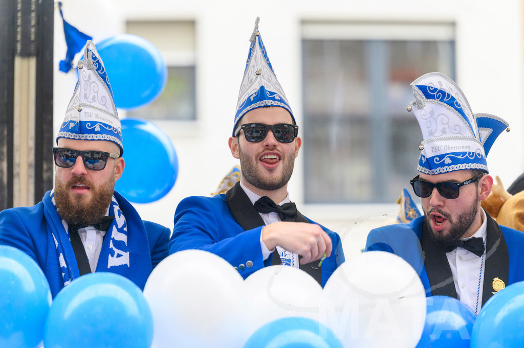 _DWA2588 | Trotz Nieselregen schlängelte sich der „Gaudiwurm“ am Sonntag durch die Nürnberger Innenstadt an tausenden Faschingsfans vorbei.  Nürnberg, 11.02.2024 - Realisiert mit Pictrs.com