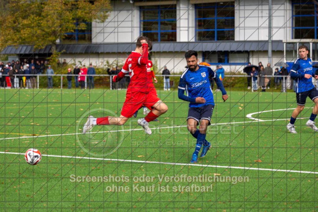 20251026_151327_0112 | #,1.FC Donzdorf (rot) vs. TSV Berkheim (blau), Fußball, Bezirksliga - Bezirk Neckar/Fils, 10. Spieltag, Saison 2025/2026, Kunstrasenplatz beim Lautertal Stadion, Süßener Straße 16, 73072 Donzdorf, 26.10.2025 - 15:00 Uhr,Foto: PhotoPeet-Sportfotografie/Peter Harich
