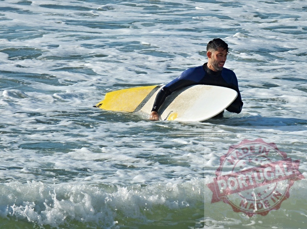 Surfer man with surfboard wading ocean water | Surfer man in wetsuit walking into the ocean with his surfboard - Realisiert mit Pictrs.com