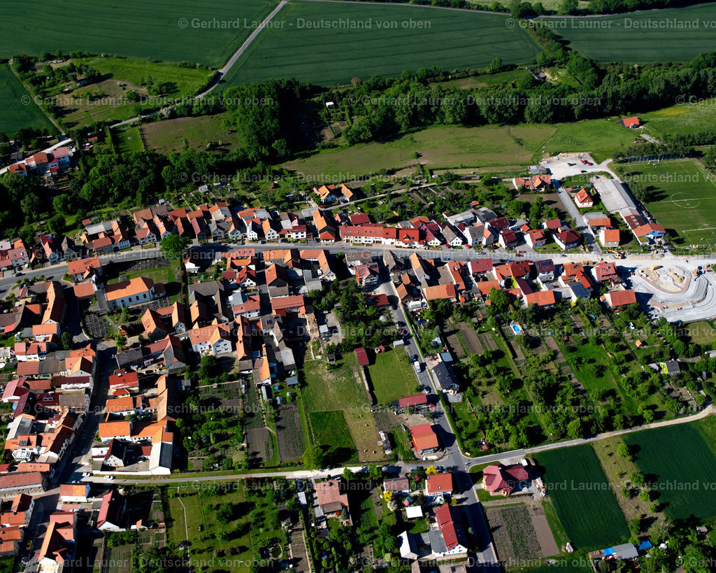 2634616 | BüTTSTEDT 09.06.2006 Stadtansicht vom Stadtrand angrenzend an landwirtschaftliche Feldern  in Büttstedt im Bundesland Thüringen, Deutschland // City view from the outskirts with adjacent agricultural fields  in Büttstedt in the state Thuringia, Germany Foto: Gerhard Launer
