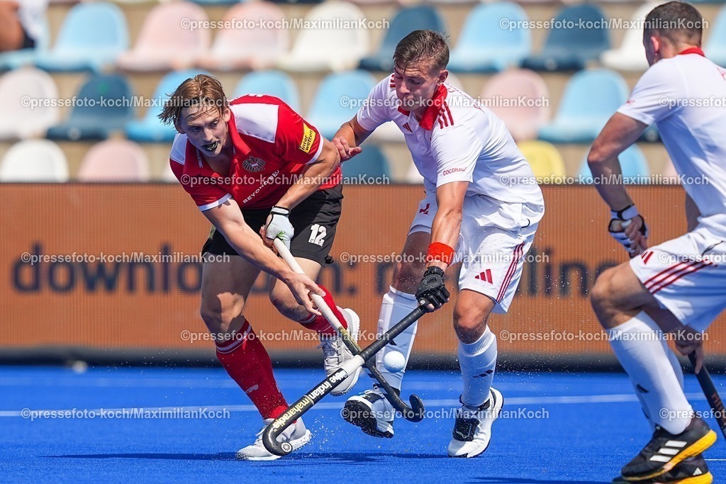 xydrx14082501007 | 14.08.2025, xydrx, Herren EuroHockey Championship 2025, Gruppe C, Österreich - Polen, Sparkassenpark Mönchengladbach: Josef Winkler (AUT #12) im Zweikampf gegen Tomasz Bembenek (Polnische Feldhockey Nationalmannschaft #4)