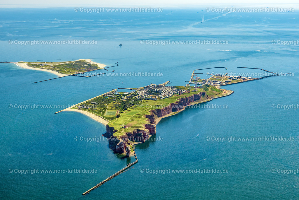 Helgoland_ELS_0090130822 | HELGOLAND 13.08.2022 Die Insel Helgoland in der Nordsee mit dem Hafengelände auf Helgoland im Bundesland Schleswig-Holstein. Weiterführende Informationen bei: Helgoland Tourismus-Service. // The island of Helgoland in the North Sea to the port area on Helgoland in Schleswig-Holstein. Further information at: Helgoland Tourismus-Service. Foto: Martin Elsen
