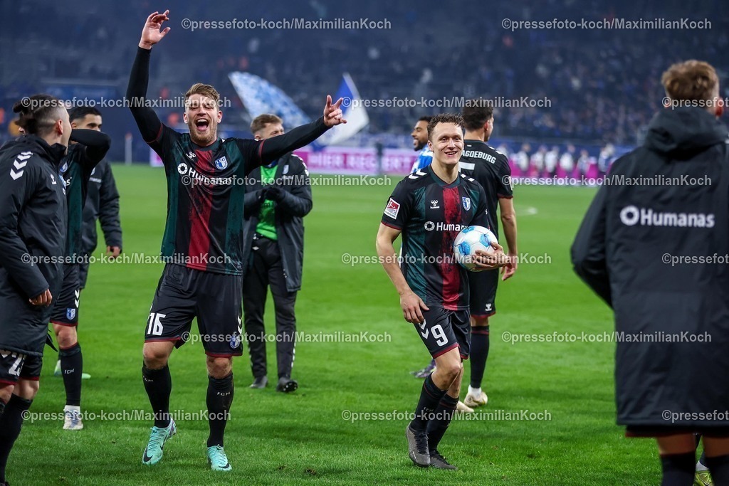 S0401022501113 | 01.02.2025, Fußball, FC Schalke 04 - 1. FC Magdeburg, 2.. Fußball Bundesliga, 20. Spieltag, Veltins-Arena Gelsenkirchen, Saison 2024 2025: Freude und Emotionen nach dem 5:1 Sieg für Magdeburg. Marcus Mathisen (1.FC Magdeburg #16) und der vierfache Torschütze Martijn Kaars (1.FC Magdeburg #9)  feiern den SiegDFB regulations prohibit any use of photographs as image sequences and or quasi-video.