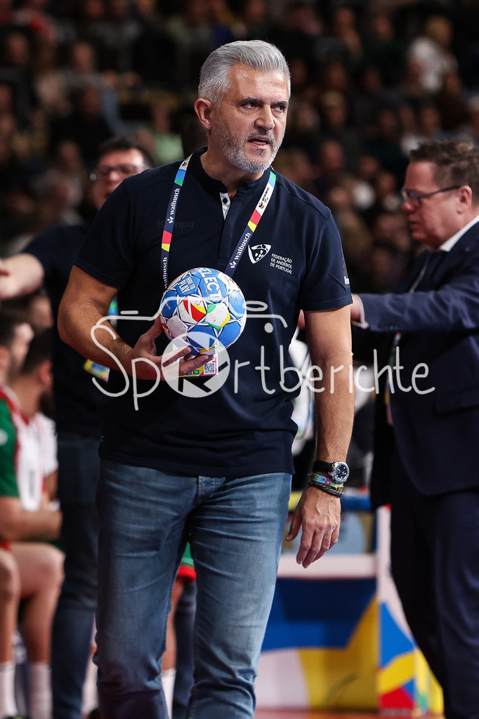 Tschechien - Portugal | Portugal Trainer Paulo PEREIRA in Aktion / Freisteller / Einzelfoto / Ball