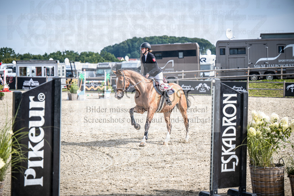 DOS_8253 | Entdecke hochwertige Reitturnierfotos von Foto Oger. Professionell, emotional und authentisch – jetzt Lieblingsmomente im Shop bestellen.Deutschlandweite Turnierfotografie. - Realisiert mit Pictrs.com