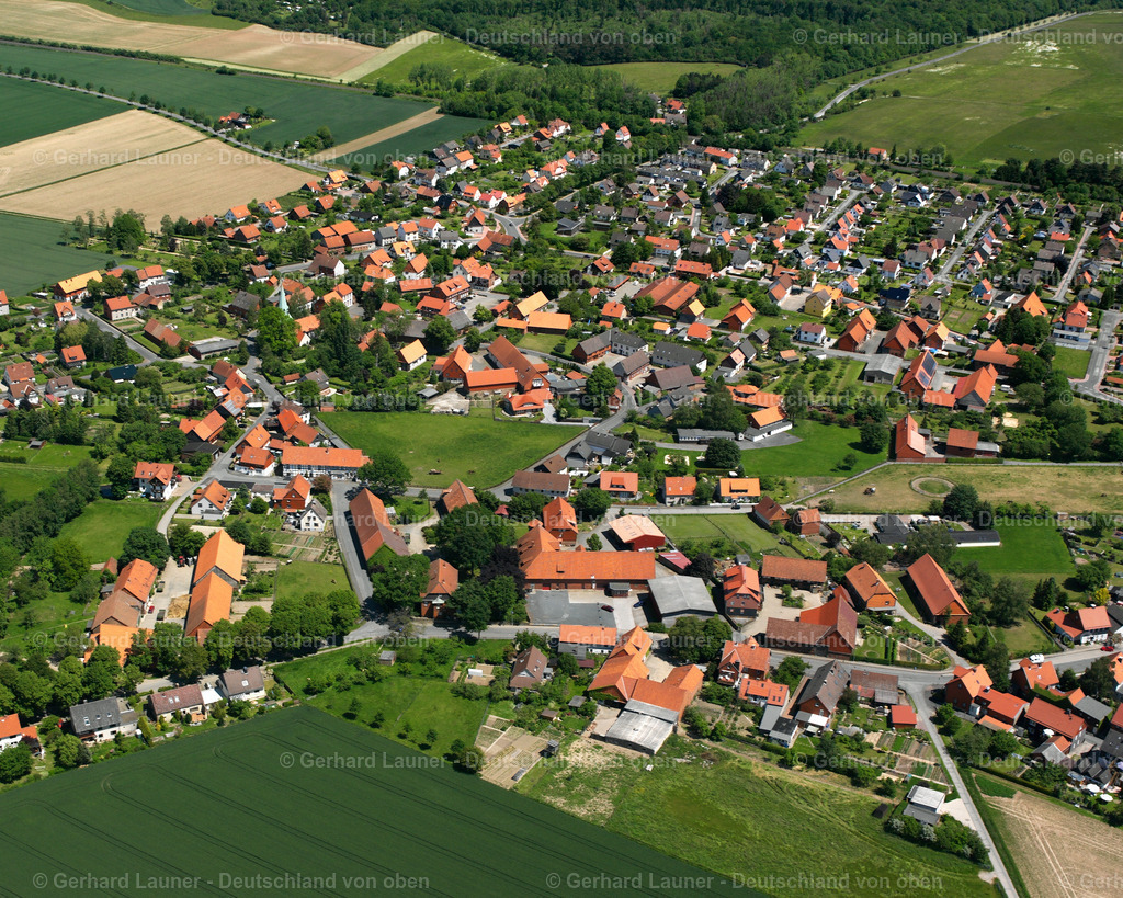 2638244 | DöRNTEN 09.06.2006 Landwirtschaftliche Nutzflächen und Feldgrenzen  umsäumen das Siedlungsgebiet des Dorfes in Dörnten im Bundesland Niedersachsen, Deutschland // Agricultural land and field boundaries surround the settlement area of the village  in Dörnten in the state Lower Saxony, Germany Foto: Gerhard Launer