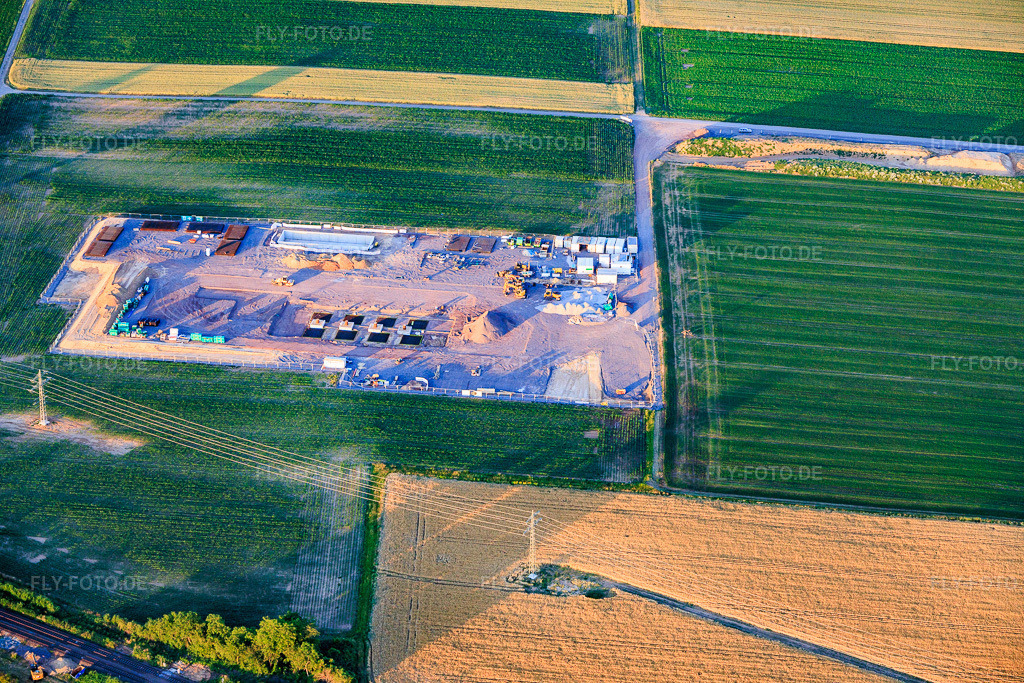 Luftbild: Baustelle des zweiten Bohrplatz auf dem Trappelberg des Lionheart-Projekts der Vulcan Energy für die zukünftige klimaneutrale Wärmeversorgung der Stadt Landau sowie Lithiumextraktion und Stromproduktion durch ORC-Anlage in Rohrbach im Bundesland Rheinland-Pfalz in Deutschland. – Foto: IMG_157648.jpg vom 18.06.2026 durch Werner Riehm/FLY-FOTO.de – Auflösung des Originals: 6000 x 4000 px – VULCAN ENERGY RESOURCES