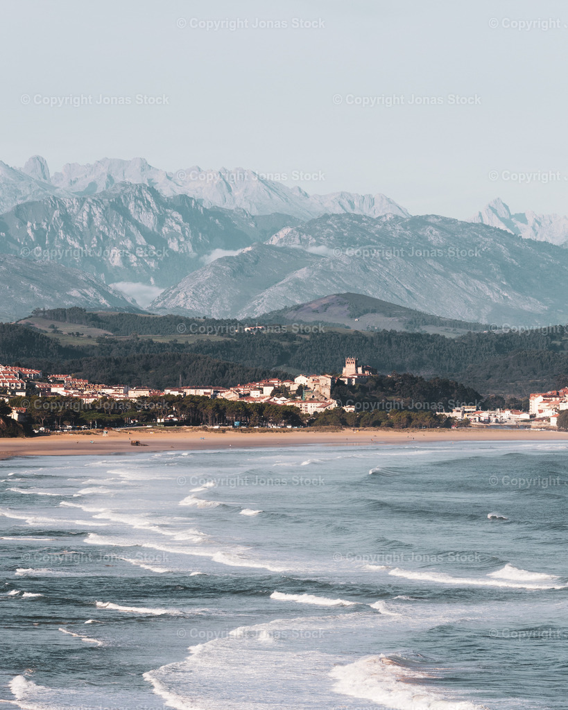 Picos de Europa | Stunning view of the Picos de Europa from Playa la Guerra.  - Realisiert mit Pictrs.com