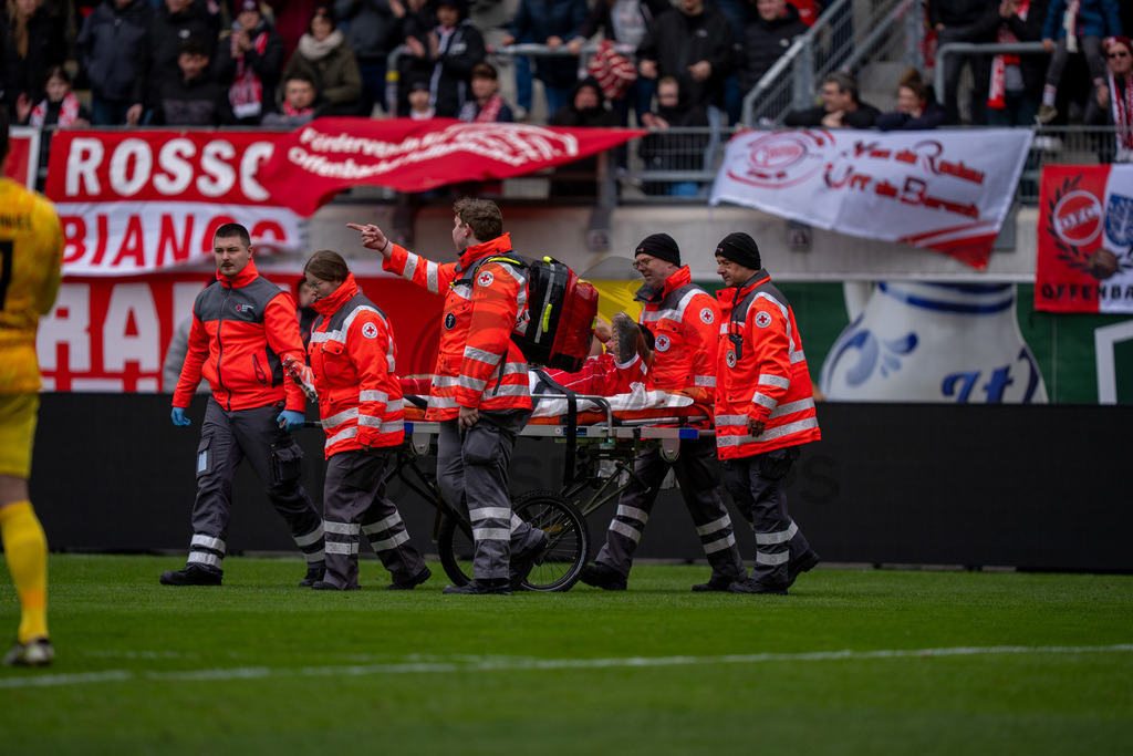 Kickers Offenbach vs. SG Sonnenhof Grossaspach, Fussball, Regionalliga Suedwest, 24. Spieltag, 14.03.2026 | Maximilian Rossmann (Kickers Offenbach, #03) liegt verletzt auf der Trage und wird abtransportiert,Kickers Offenbach vs. SG Sonnenhof Grossaspach, Fussball, Regionalliga Suedwest, 24. Spieltag, 14.03.2026Foto: photosbyphips/Philip Ziegler