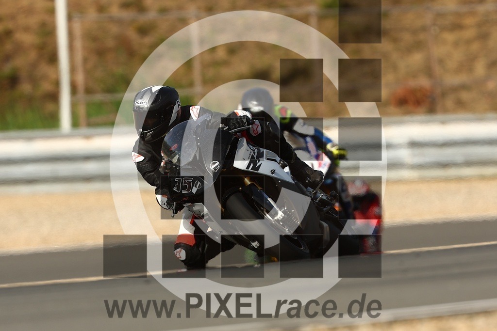 0035-20260828_04917 | Schöne Erinnerungen an spannende Momente - das festzuhalten ist unser Job. PIXELrace.de ist seit 2003 auf den Rennstrecken Europas unterwegs um die Action draußen beim Fahren und die wunderbare Stimmung imm Fahrerlager für euch einzufangen.